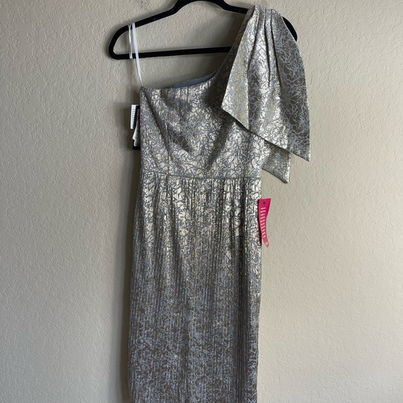 Betsy & Adam Metallic One Shoulder Crinkle Foil Dress Bow Sash Size 4 NWT - Picture 7 of 10
